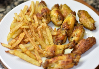 Alitas fritas con patatas fritas