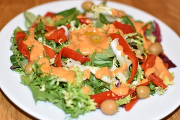 Ensalada de pimientos del piquillo y salsa romescu